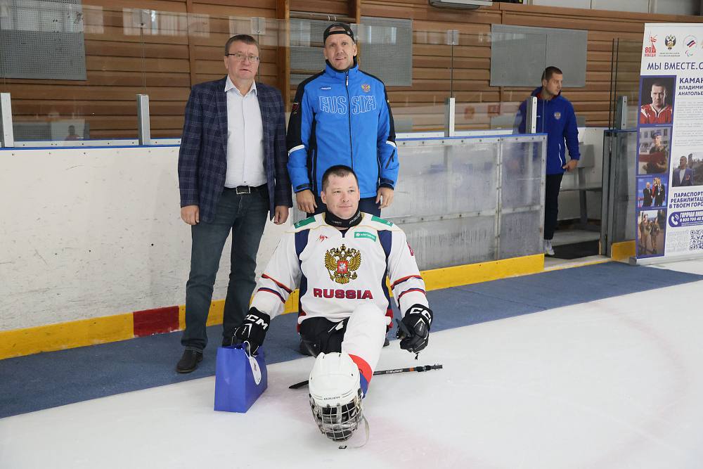 Андрей Строкин принял участие в просмотре контрольной игры на учебно-тренировочном сборе ветеранов СВО и сборной команды России по хоккею-следж