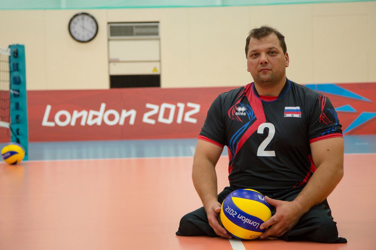 Поздравление Президента Федерации Л.Н. Селезнева бронзовому призеру Паралимпийских игр по волейболу сидя, Заслуженному мастеру спорта С.В. Поздееву в связи с днем рождения