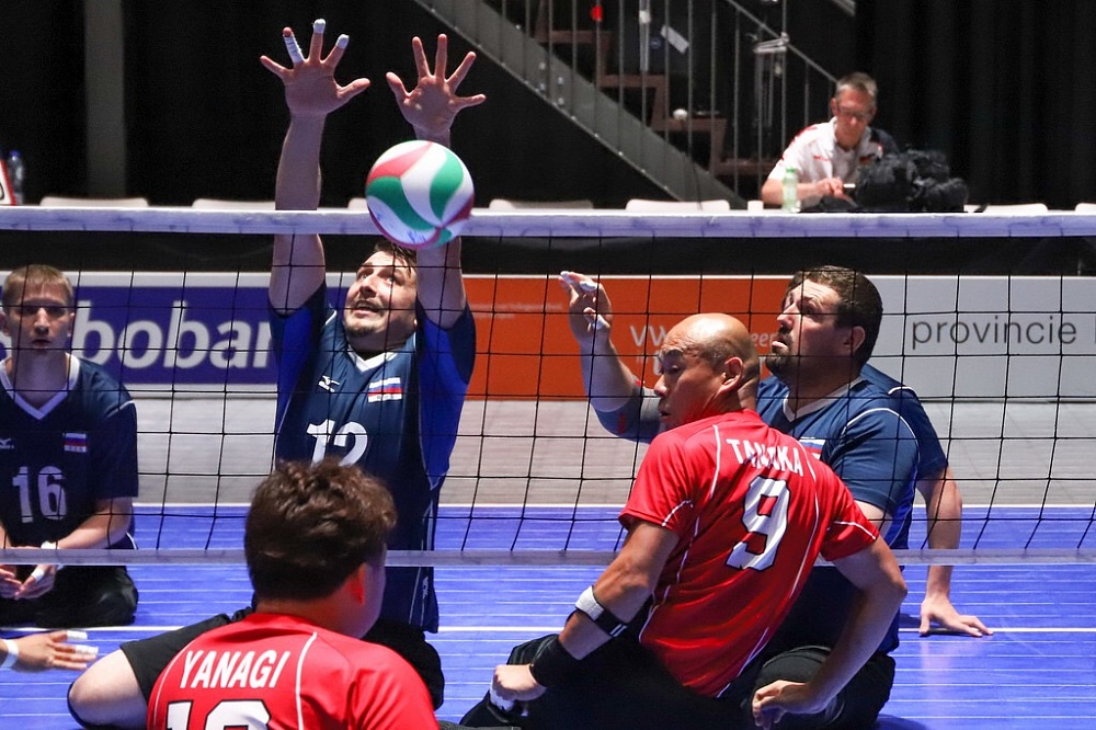 Женская и мужская сборные команды России по волейболу сидя ведут борьбу за награды чемпионата мира